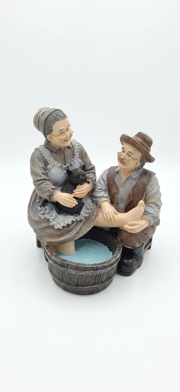 Multicolor_Enderly_Couple_Grand_Parents_Statue_Figurine