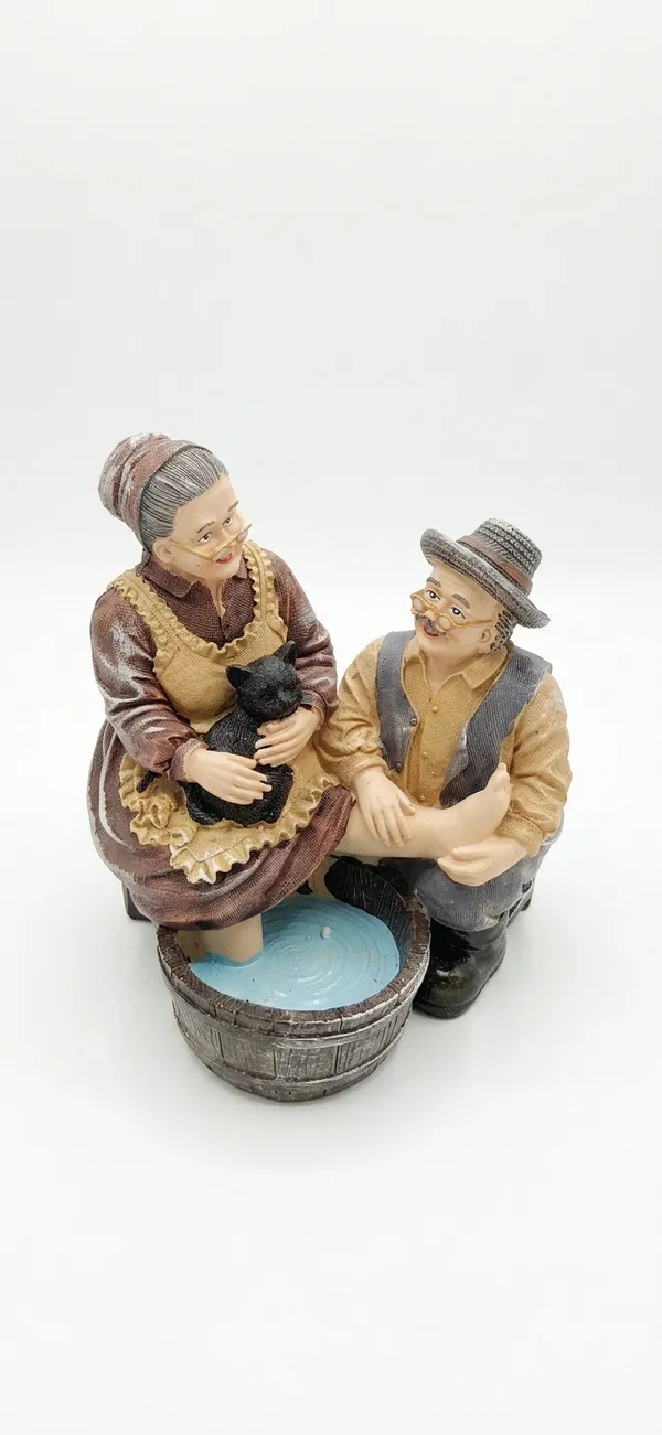 Multicolor_Enderly_Couple_Figurine_Grand_Parents_Statue