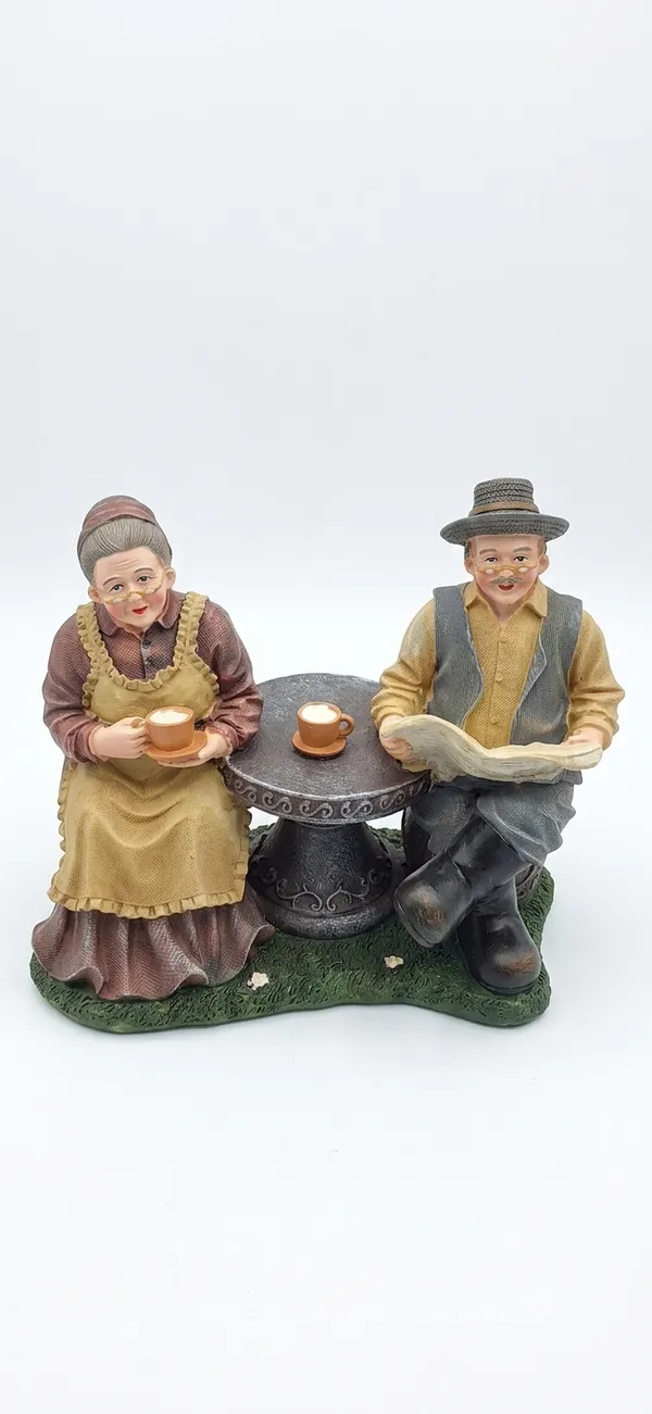 Multicolor_Enderly_Couple_Figurine_Grand_Parents_Statue