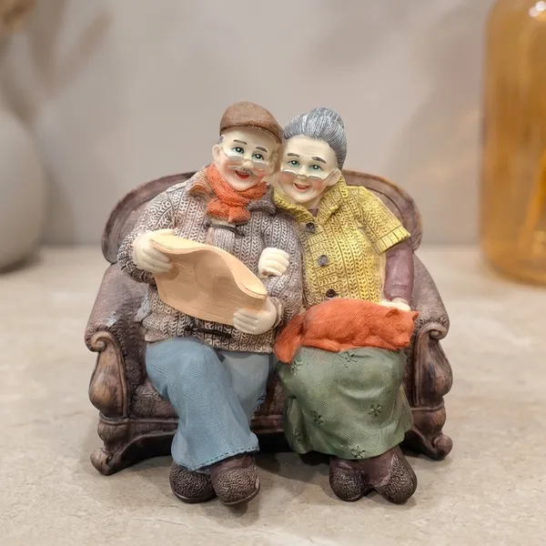 Multicolor_Enderly_Couple_Grand_Parents_Statue_Figurine