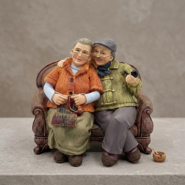 Multicolor_Enderly_Couple_Grand_Parents_Statue_Figurine