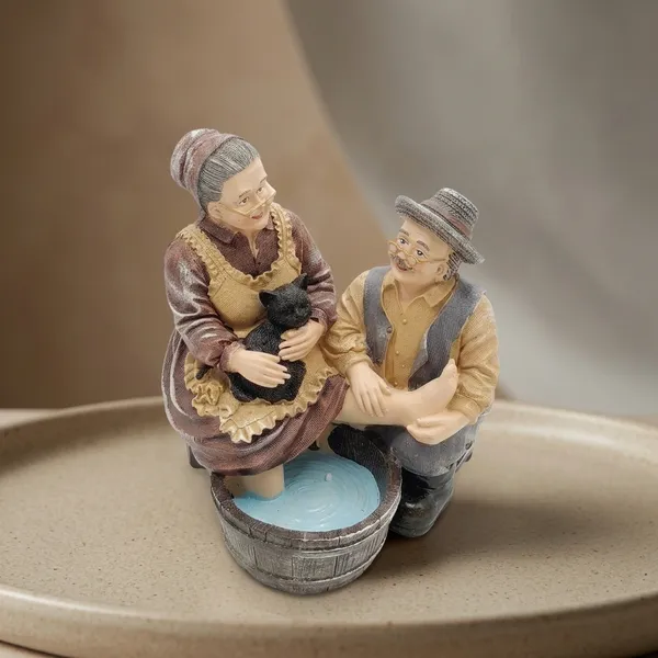 Multicolor_Enderly_Couple_Figurine_Grand_Parents_Statue