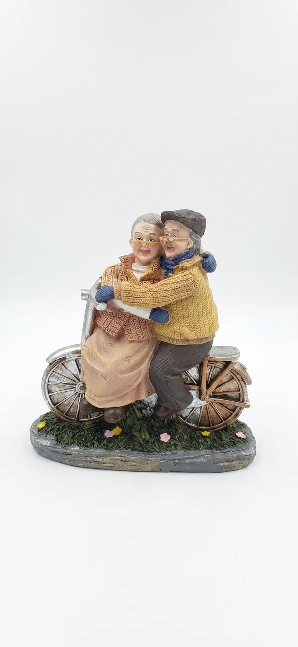 Multicolor_Enderly_Couple_Grand_Parents_Statue_Figurine