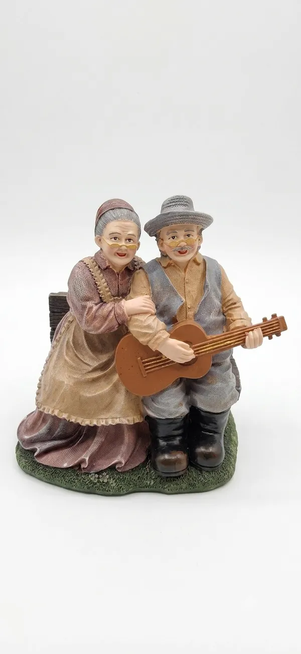Multicolor_Enderly_Couple_Grand_Parents_Statue_Figurine