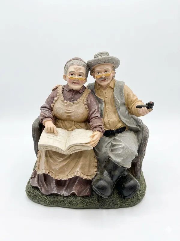 Multicolor_Enderly_Couple_Grand_Parents_Statue_Figurine