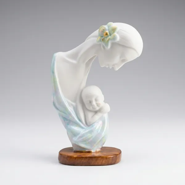 White_And_Beige_Mother_Child_Love_Statue