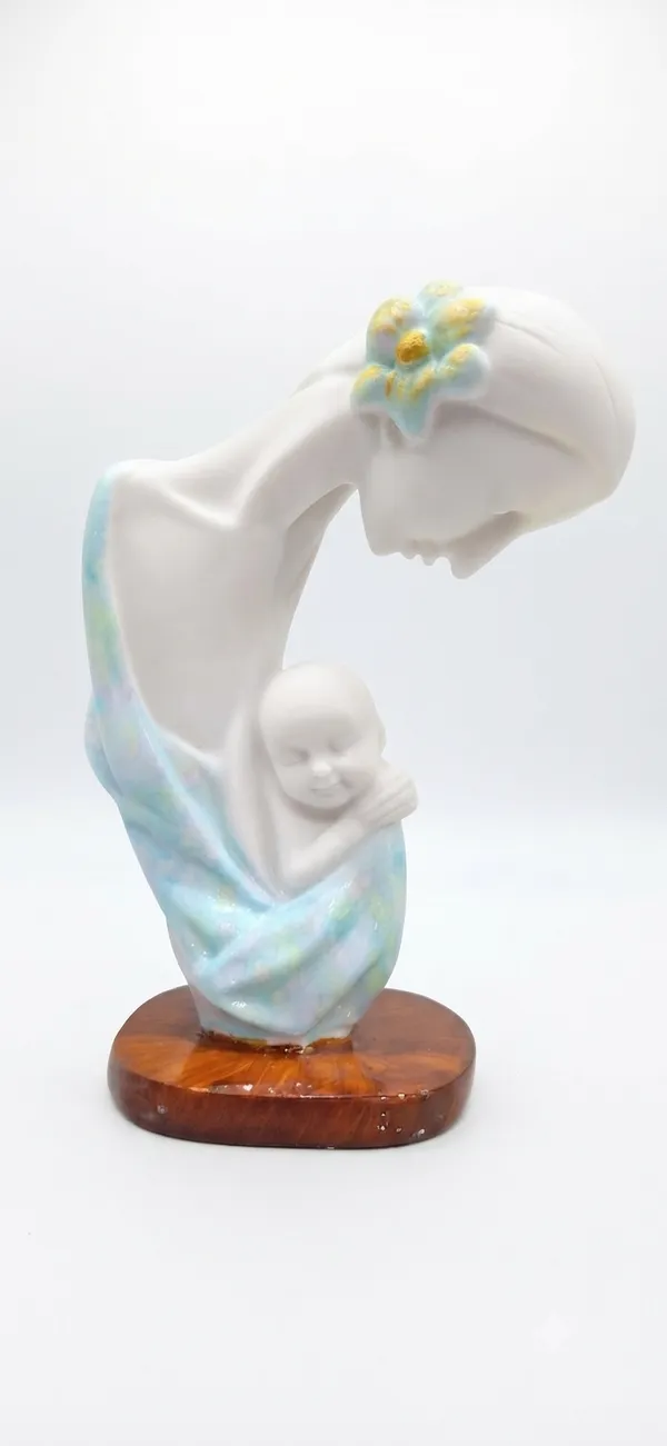 White_And_Beige_Mother_Child_Love_Statue