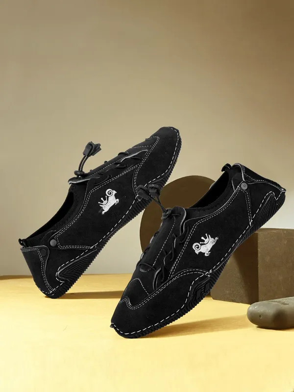 Black_Casual_Slip-On_Shoes_With_White_Stitching_And_Leaf_Logo_For_Men