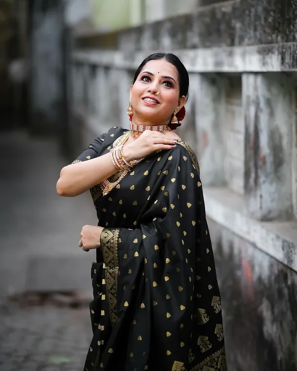 Black_Soft_Banarasi_Silk_Saree_With_Blouse_Piece_For_Women