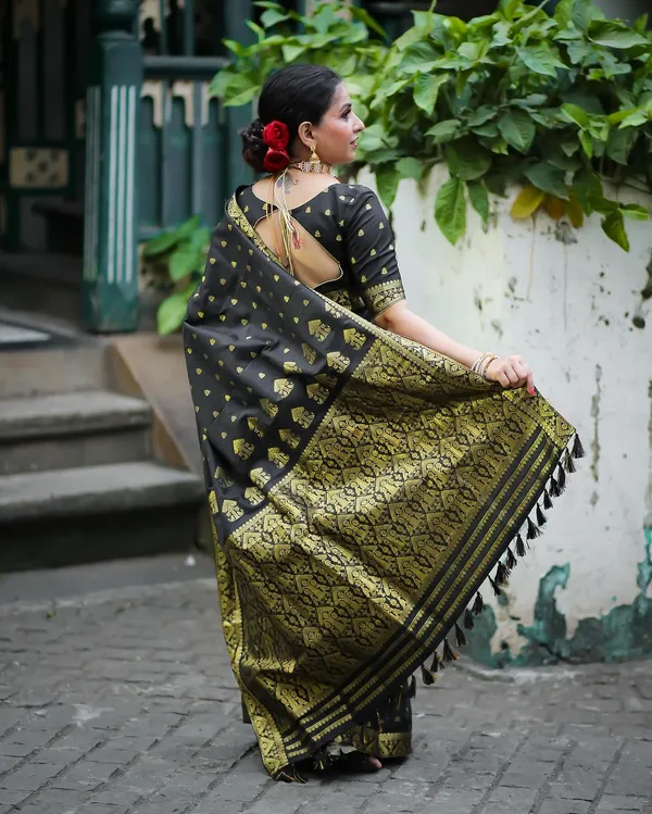 Black_Soft_Banarasi_Silk_Saree_With_Blouse_Piece_For_Women