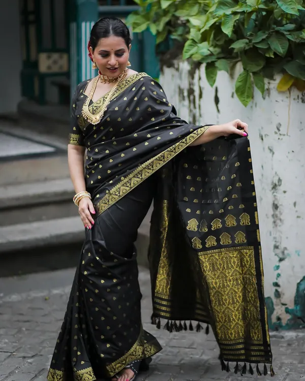 Black_Soft_Banarasi_Silk_Saree_With_Blouse_Piece_For_Women