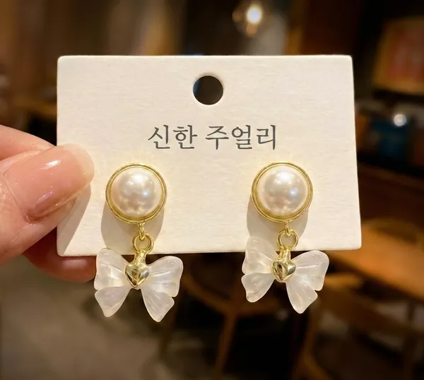 The_MoonWalk:_Pearl_&_Bow_Drops_Earrings