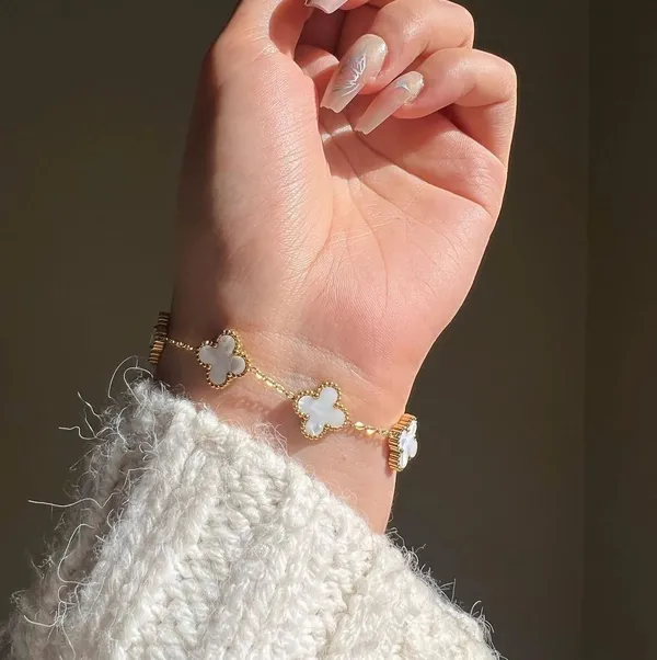 Elegant_White_Clover_Korean_Bracelet