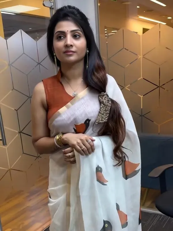Peacock_Charm_Linen_Saree