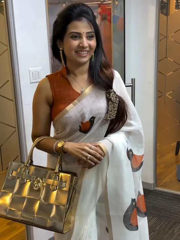 Peacock_Charm_Linen_Saree
