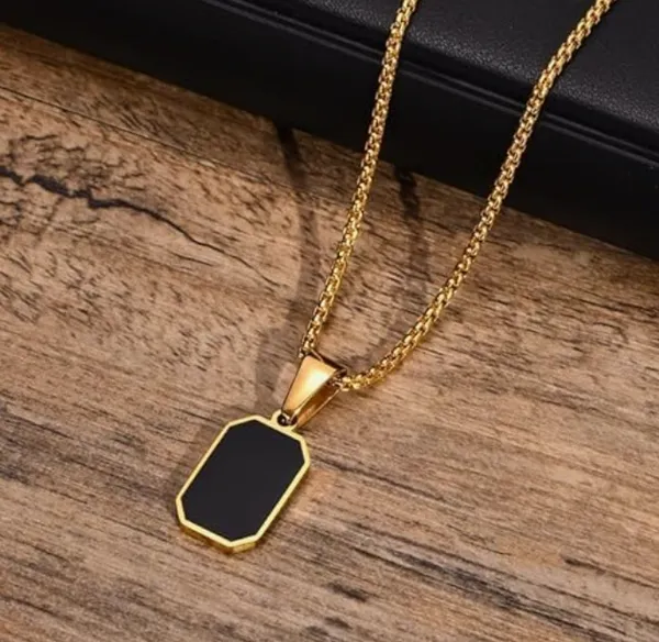 Elegant_Black_Stone_Gold-Framed_Pendant_Necklace