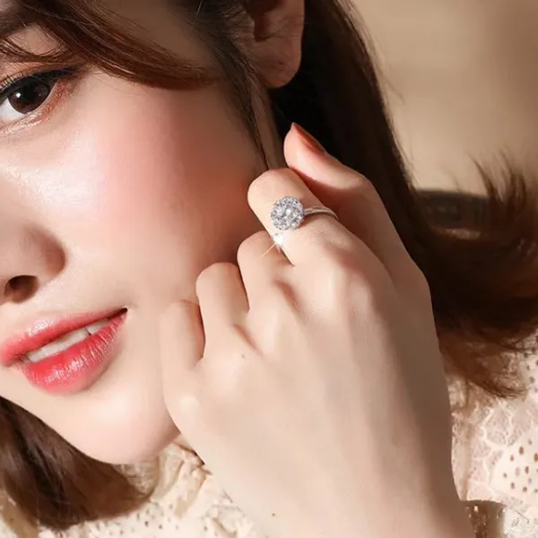 Sparkling_Turnable_Ring_with_Rotating_Crystal_Top