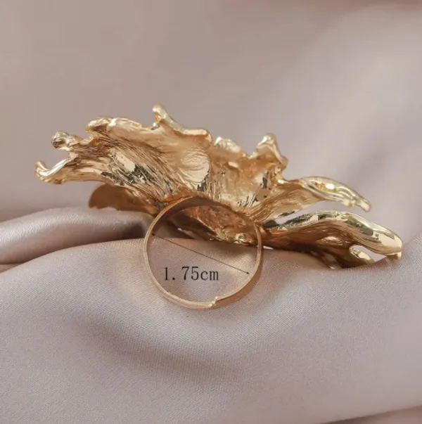 Golden_Floral_Statement_Ring_-_Large_Daisy_Design_with_Filigree_Detailing