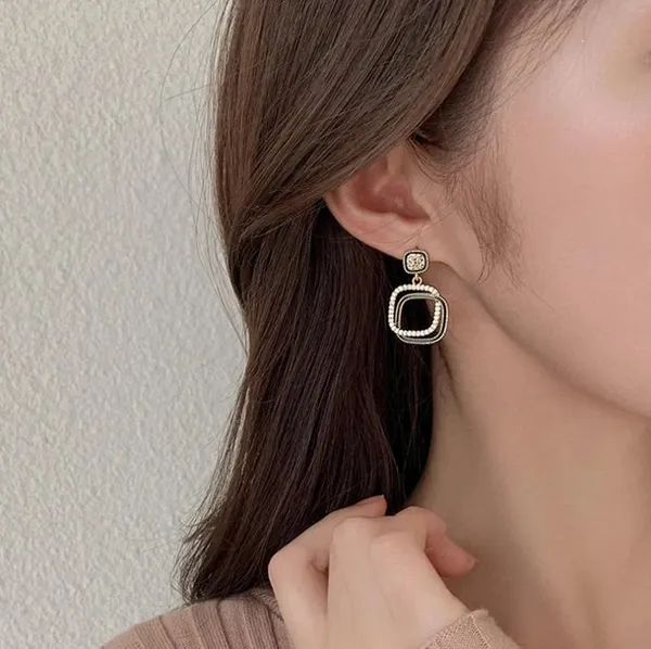 Elegant_Black_and_Gold_Geometric_Drop_Earrings_with_Crystal_Detailing
