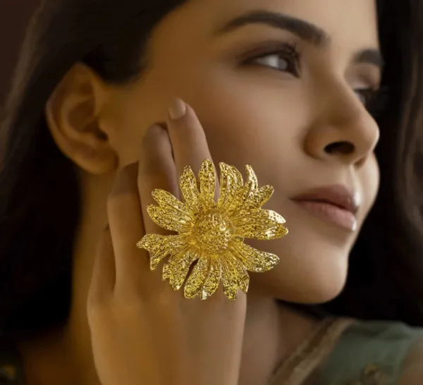 Golden_Floral_Statement_Ring_-_Large_Daisy_Design_with_Filigree_Detailing