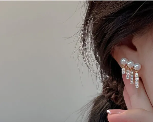 Elegant_Pearl_Drop_Earrings_with_Crystal_Bars