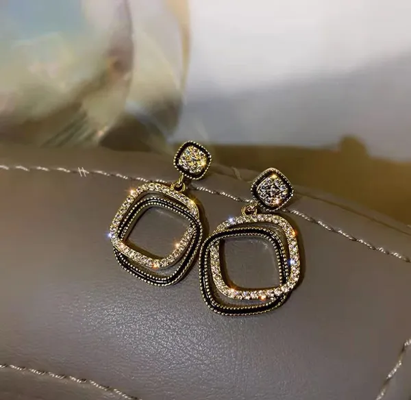 Elegant_Black_and_Gold_Geometric_Drop_Earrings_with_Crystal_Detailing