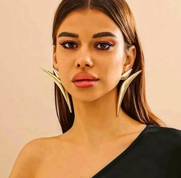 Gold-Toned_Curved_Talon_Statement_Earrings