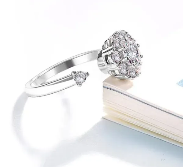 Sparkling_Turnable_Ring_with_Rotating_Crystal_Top