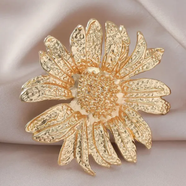 Golden_Floral_Statement_Ring_-_Large_Daisy_Design_with_Filigree_Detailing
