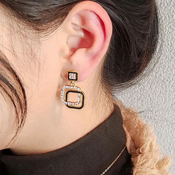 Elegant_Black_and_Gold_Geometric_Drop_Earrings_with_Crystal_Detailing