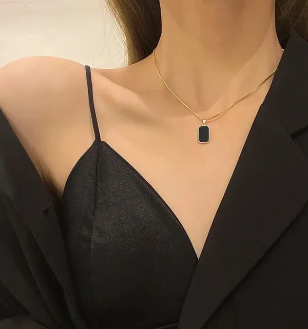 Elegant_Black_Stone_Gold-Framed_Pendant_Necklace