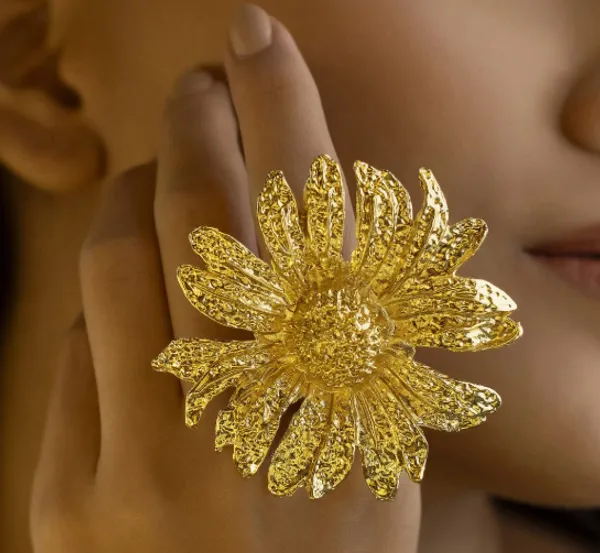 Golden_Floral_Statement_Ring_-_Large_Daisy_Design_with_Filigree_Detailing