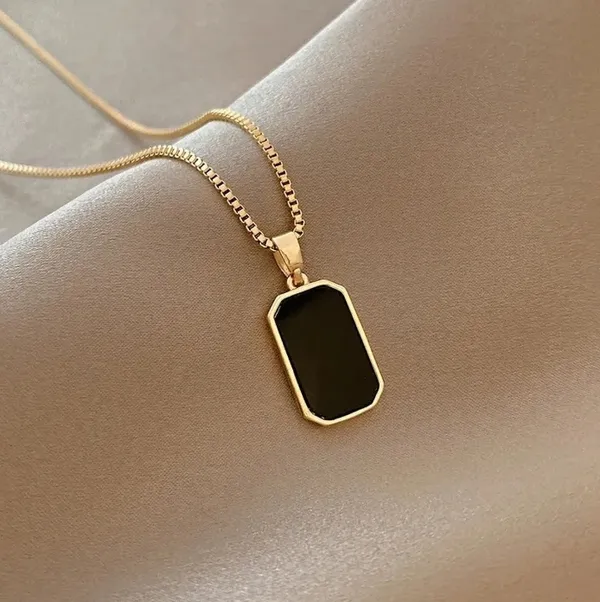 Elegant_Black_Stone_Gold-Framed_Pendant_Necklace