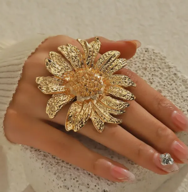 Golden_Floral_Statement_Ring_-_Large_Daisy_Design_with_Filigree_Detailing