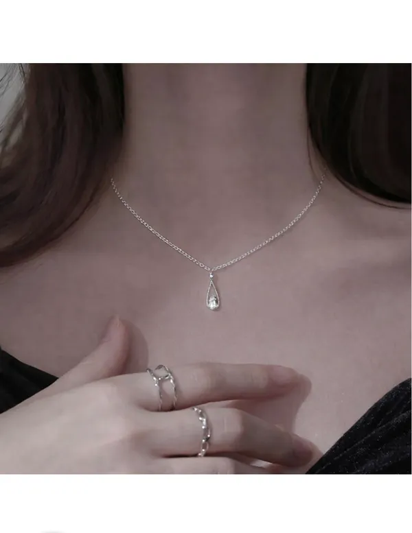 Elegant_Gold-Plated_Teardrop_Crystal_Pendant_Necklace