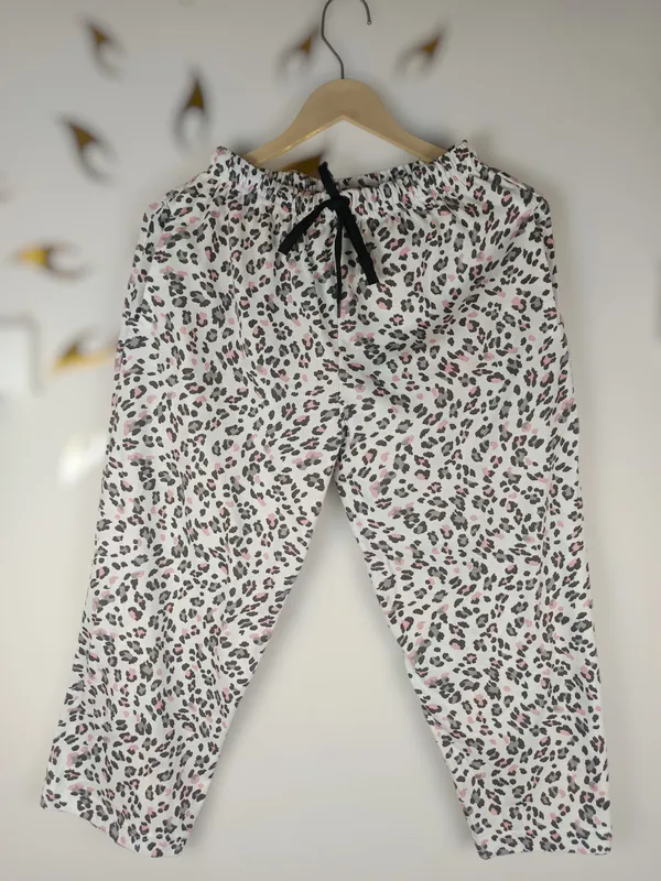 Black_Cotton_Knit_Short_Sleeve_Top_And_Capri_Pajama_Night_Suit_For_Women