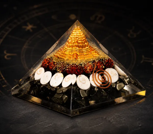Multicolor_Crystal_Agate_Money_Magnet_Pyrite_Pyramid