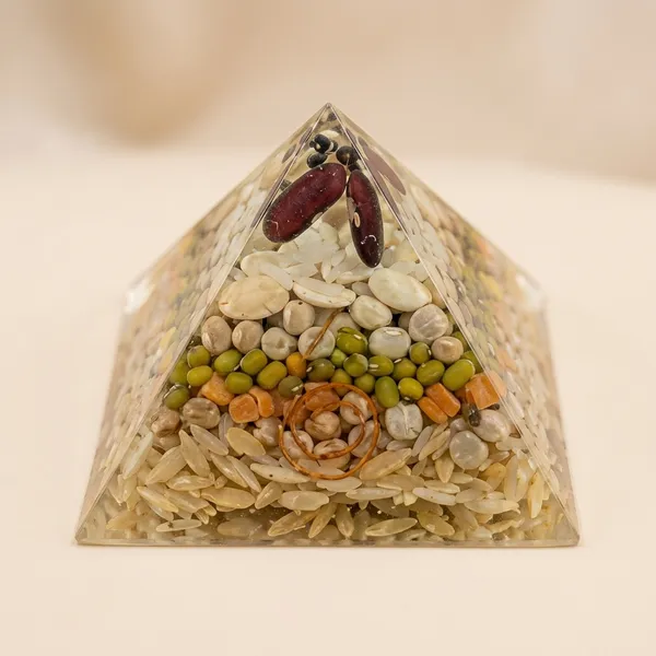 Orgone_Energy_Pyramid_with_Chakra_Stones_and_Crystals