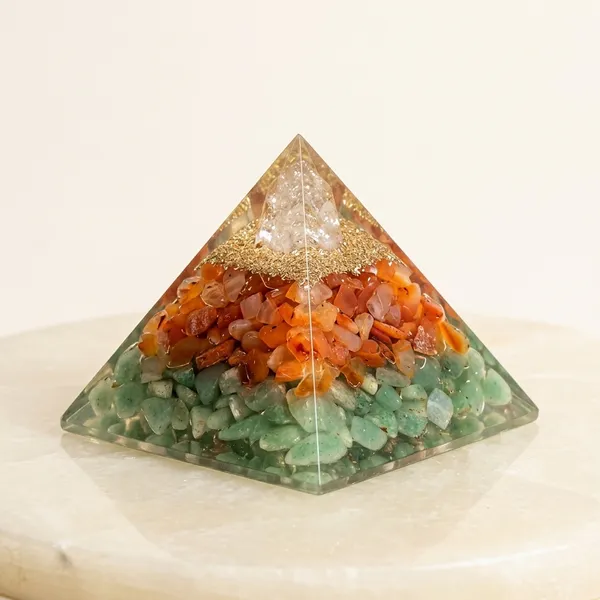 Orgone_Pyramid_-_Carnelian_&_Green_Aventurine_Energy_Healing_Pyramid