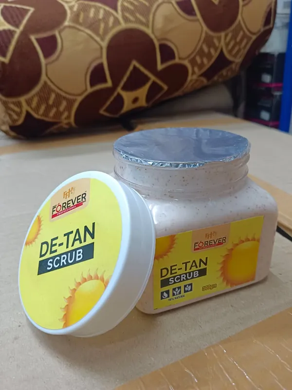 DUEBOLD_-_DE-TAN_Scrub_|_With_Natural_Moisturizer