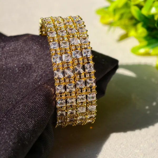 Gold_And_White_Brass_Premium_And_Elegant_Bangle_For_Women_(Set_of_4)