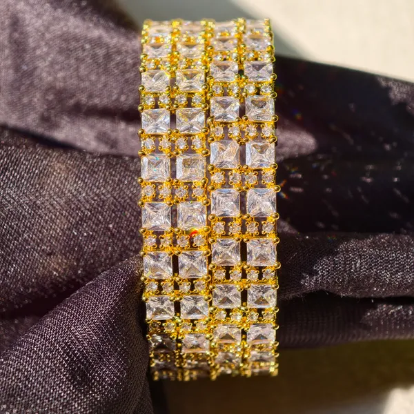 Gold_And_White_Brass_Premium_And_Elegant_Bangle_For_Women_(Set_of_4)