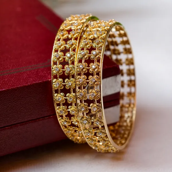 Gold_And_White_Brass_Premium_And_Elegant_Bangle_For_Women