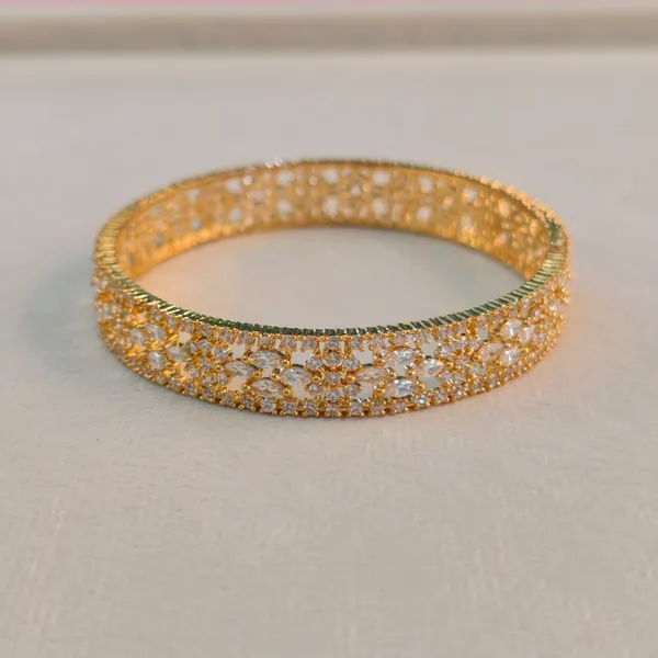 Gold_And_White_Brass_Premium_And_Elegant_Bangle_For_Women