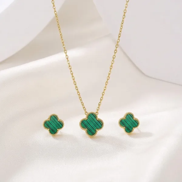 Clover_Pendant_Necklace_And_Stud_Earrings_Set