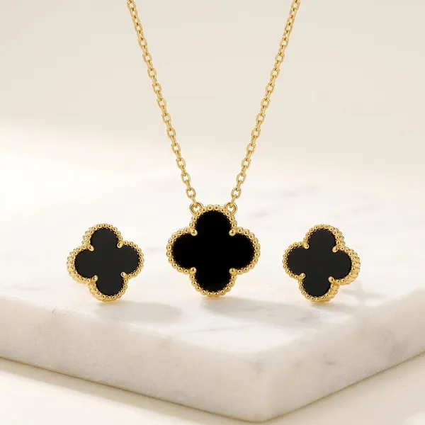 Clover_Pendant_Necklace_And_Stud_Earrings_Set