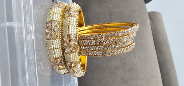 White_Glass_Premium_And_Elegant_Bangles_For_Women_Set_Of_6