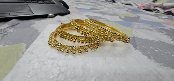 Gold_Glass_Premium_And_Elegant_Bangles_For_Women_Set_Of_4