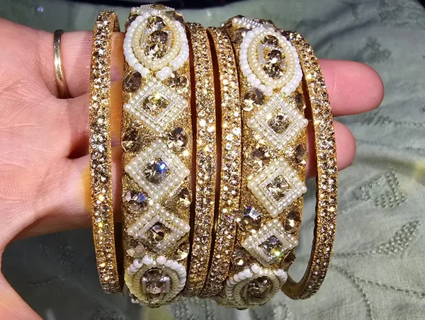 White_And_Gold_Glass_Premium_And_Elegant_Bangles_For_Women_Set_Of_6