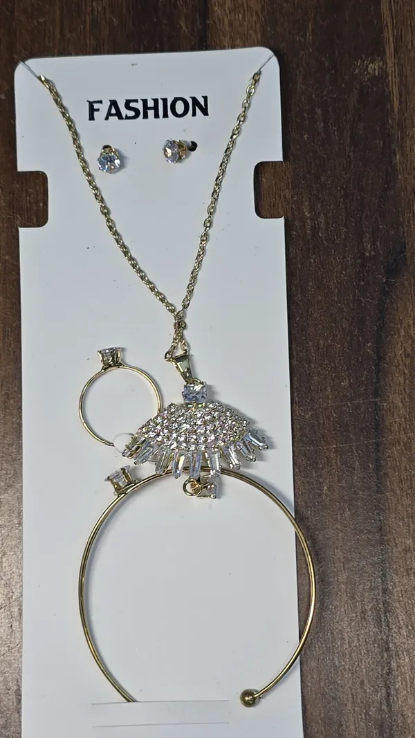 Gold_Alloy_Premium_And_Elegant_Necklace_With_Nose_Ring_Set_For_Women